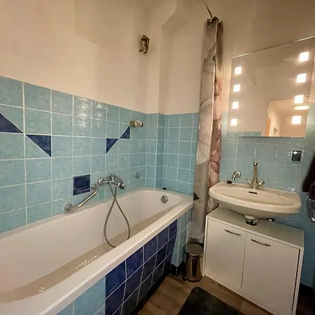 Zentral - Bahnhofnaehe - Universitaet-mercedes-modern * Kassel